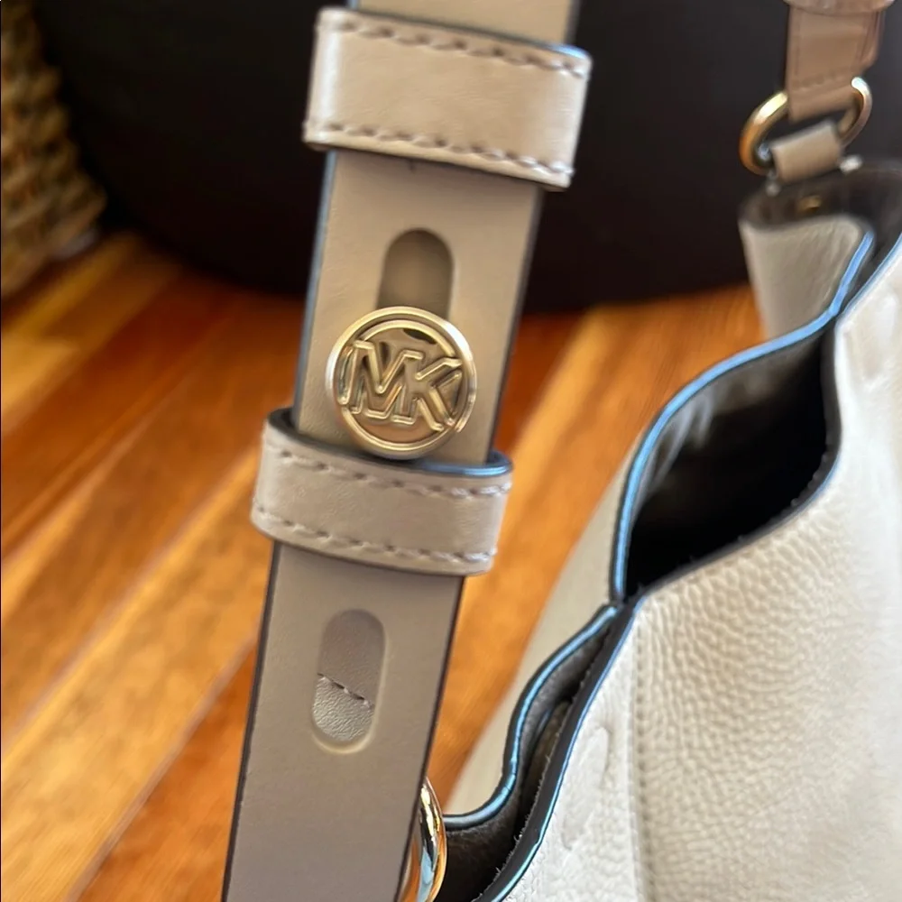 Michael Kors Women's Cream Leather Shoulder Bag - Picture 2 of 5